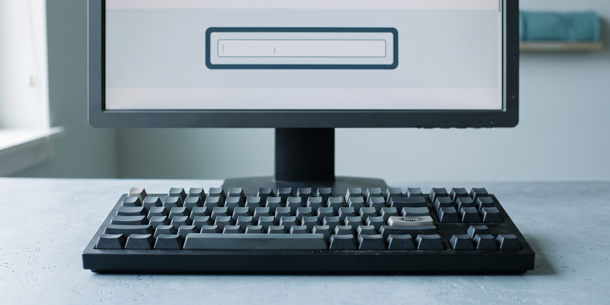 Person bedient eine Website ausschließlich über die Tastatur, auf dem Bildschirm ist ein deutlich sichtbarer Fokusrahmen um ein Formularfeld zu sehen