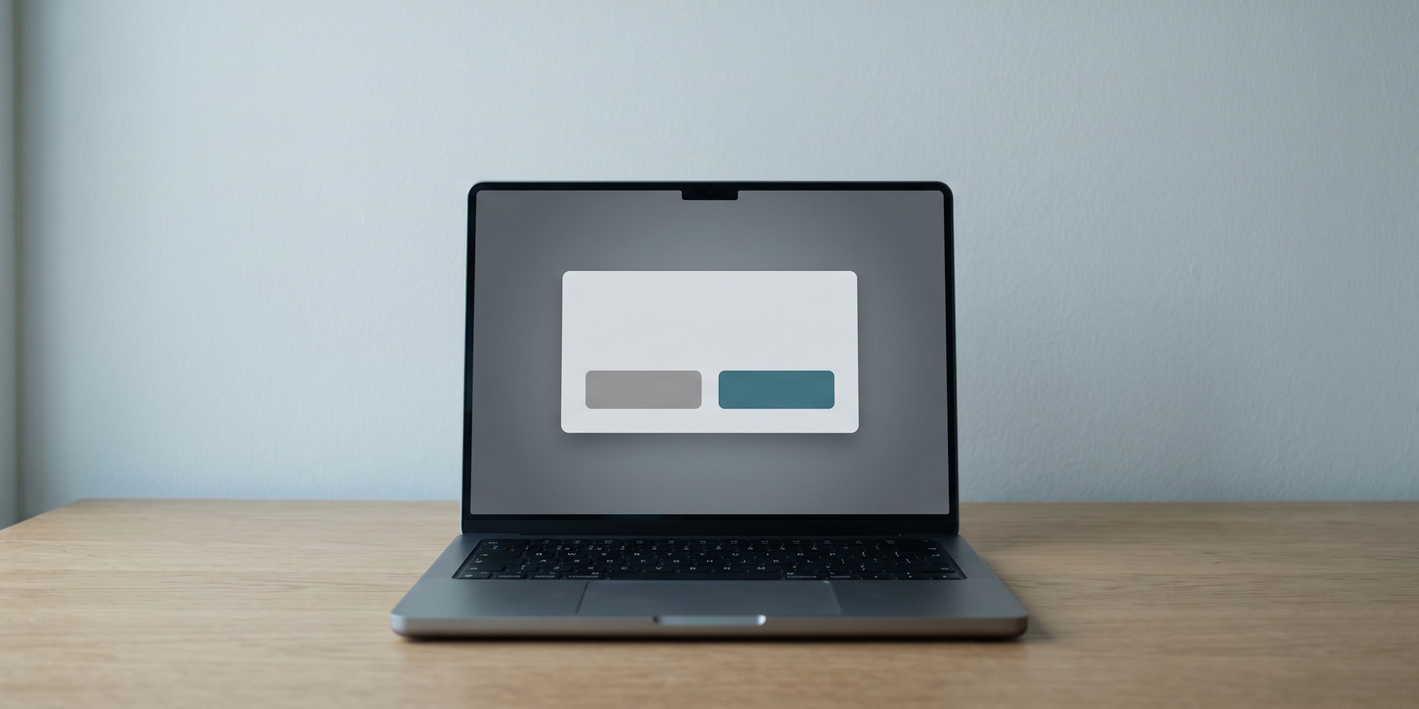 Laptop auf einem Schreibtisch, auf dem Bildschirm ein geöffnetes Cookie-Banner mit zwei gleich großen Schaltflächen